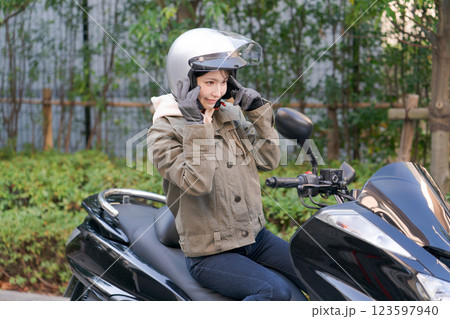 バイクに乗る女性 123597940