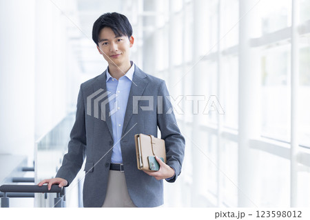 ビジネス カジュアルなジャケットを着ている若い男性 ビジネス カジュアルなジャケットを着ている若い男性 123598012