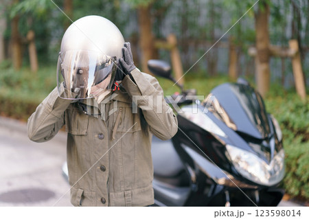 ヘルメットをかぶる女性ライダー 123598014