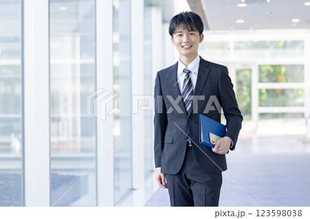 ビジネス スーツを着ている若い男性 ビジネス スーツを着ている若い男性 123598038
