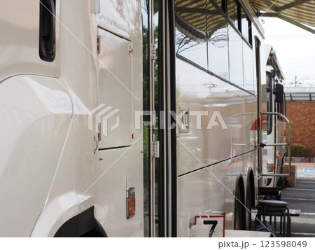 移動献血車 123598049