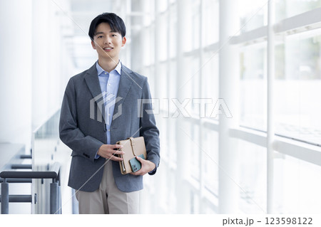 ビジネス カジュアルなジャケットを着ている若い男性 ビジネス カジュアルなジャケットを着ている若い男性 123598122