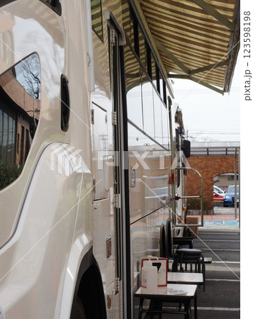 移動献血車 123598198