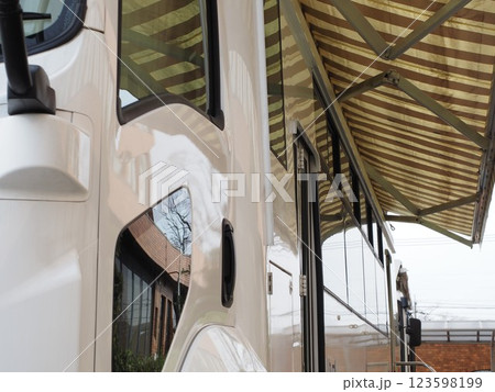 移動献血車 123598199