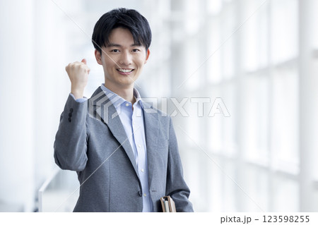 ビジネス カジュアルなジャケットを着ている若い男性 ビジネス カジュアルなジャケットを着ている若い男性 123598255