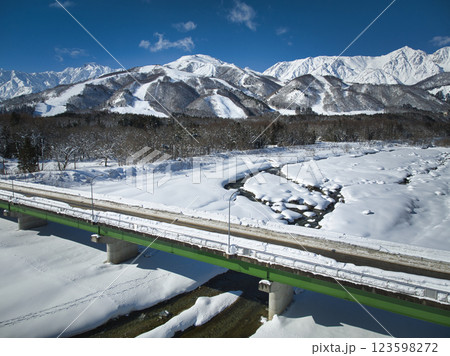 美しい白馬連峰と松川の眺め 長野県白馬村(ドローンによる空撮) 美しい白馬連峰と松川の眺め 長野県白馬村(ドローンによる空撮) 123598272