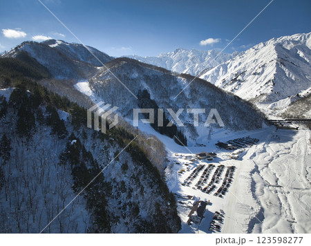 源太郎地区から見た五竜岳とHakuba47スキー場 長野県白馬村(ドローンによる空撮) 源太郎地区から見た五竜岳とHakuba47スキー場 長野県白馬村(ドローンによる空撮) 123598277