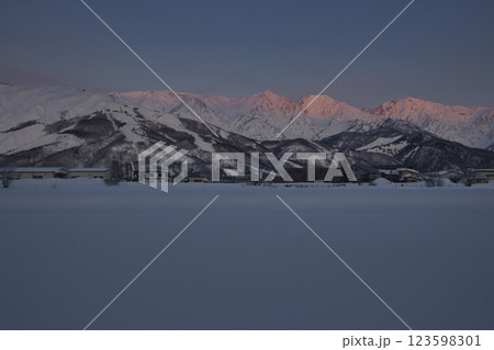 美しい白馬三山のモルゲンロート　長野県白馬村 123598301