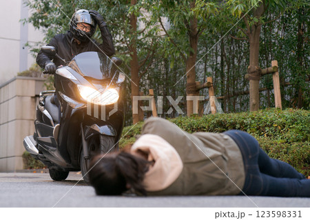 バイクの事故と路上に倒れた人 バイクの事故と路上に倒れた人 123598331