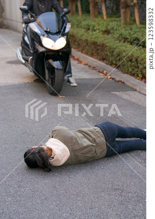 バイクの事故と路上に倒れた人 123598332