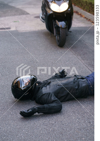 バイクの事故と路上に倒れた人 123598333