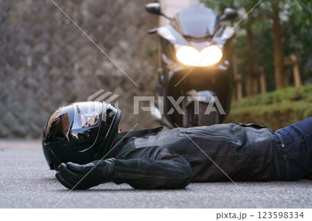 バイクの事故と路上に倒れた人 123598334