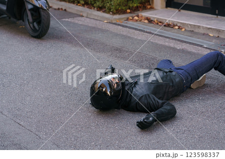 バイクの事故と路上に倒れた人 バイクの事故と路上に倒れた人 123598337
