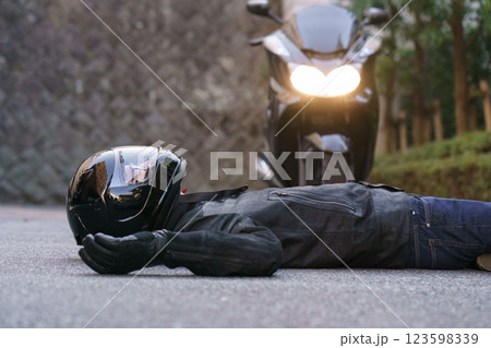 バイクの事故と路上に倒れた人 バイクの事故と路上に倒れた人 123598339