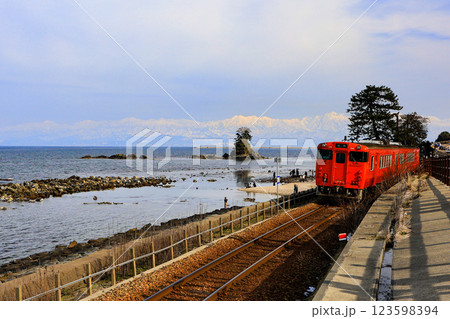 雨晴海岸と氷見線2 雨晴海岸と氷見線2 123598394