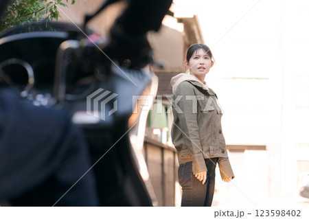 バイクとぶつかりそうになる女性 バイクとぶつかりそうになる女性 123598402