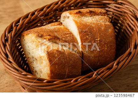 カゴに入ったバゲット カゴに入ったバゲット 123598467