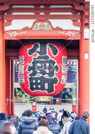 「東京都」宝蔵門の風景・浅草浅草寺 123598595