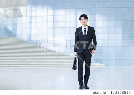 ビジネス　終活　スーツを着ている若い男性 123598610