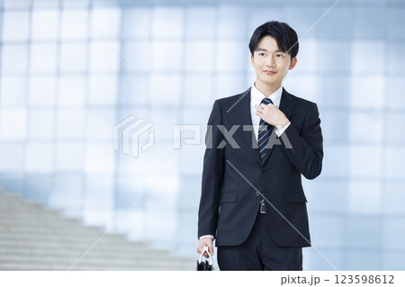 ビジネス 終活 スーツを着ている若い男性 ビジネス 終活 スーツを着ている若い男性 123598612