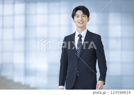 ビジネス 終活 スーツを着ている若い男性 ビジネス 終活 スーツを着ている若い男性 123598614