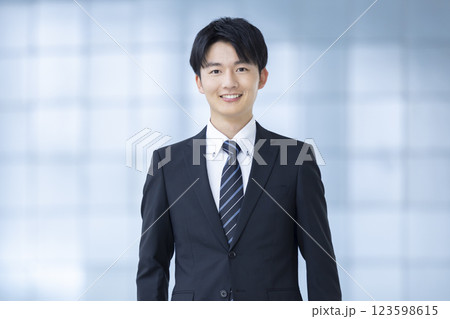 ビジネス 終活 スーツを着ている若い男性 ビジネス 終活 スーツを着ている若い男性 123598615