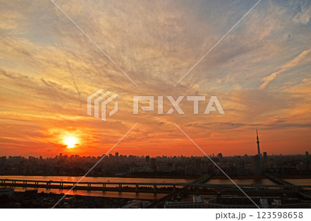 夕暮れの東京 123598658