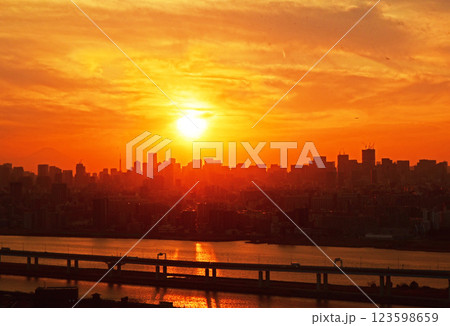 暮れる街 123598659
