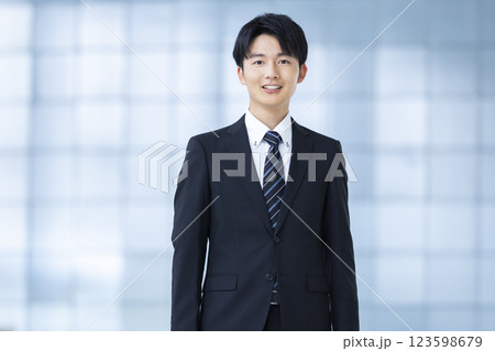 ビジネス 終活 スーツを着ている若い男性 ビジネス 終活 スーツを着ている若い男性 123598679