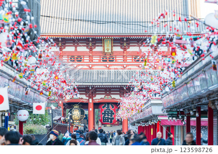 「東京都」仲見世から見る宝蔵門　浅草浅草寺 123598726
