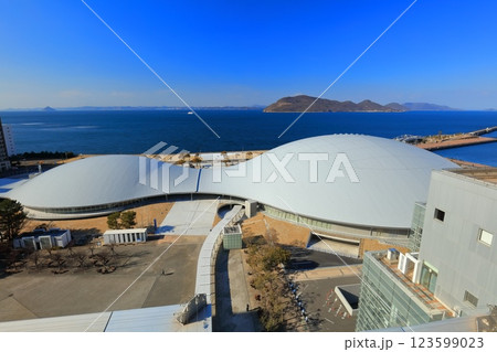 【香川県】快晴のサンポート高松（あなぶきアリーナ香川） 123599023