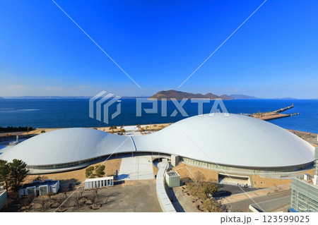 【香川県】快晴のサンポート高松（あなぶきアリーナ香川） 123599025