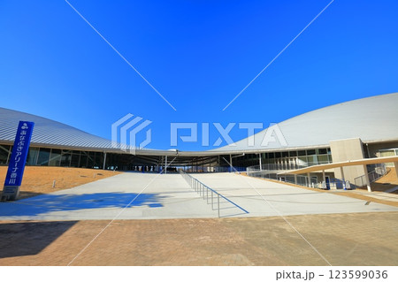 【香川県】快晴のサンポート高松（あなぶきアリーナ香川） 123599036