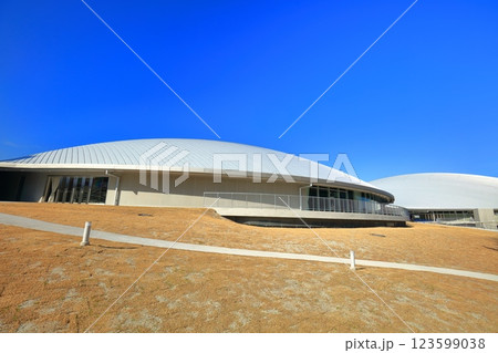 【香川県】快晴のサンポート高松（あなぶきアリーナ香川） 123599038