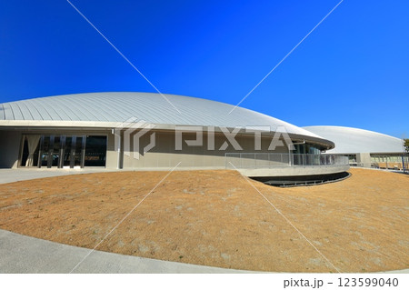 【香川県】快晴のサンポート高松（あなぶきアリーナ香川） 123599040