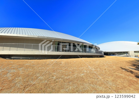 【香川県】快晴のサンポート高松（あなぶきアリーナ香川） 123599042