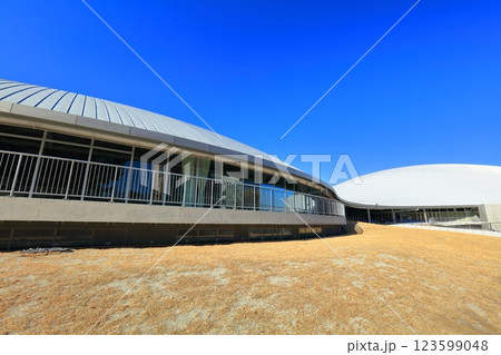 【香川県】快晴のサンポート高松（あなぶきアリーナ香川） 123599048