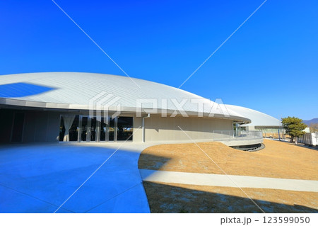 【香川県】快晴のサンポート高松（あなぶきアリーナ香川） 123599050