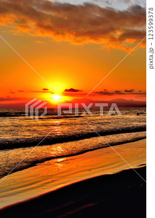 片瀬江ノ島 西浜・鵠沼海岸から観る富士山の夕景 片瀬江ノ島 西浜・鵠沼海岸から観る富士山の夕景 123599378