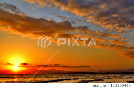 片瀬江ノ島 西浜・鵠沼海岸から観る富士山の夕景 片瀬江ノ島 西浜・鵠沼海岸から観る富士山の夕景 123599499