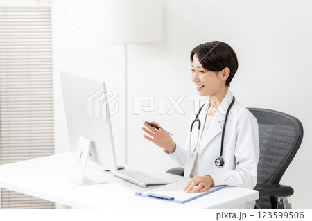 女性医師　オンライン	 123599506