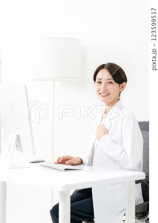 女性医師　オンライン	 123599517