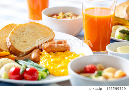 健康的な朝食、温野菜、野菜ジュース、洋食、ブランチ 123599529