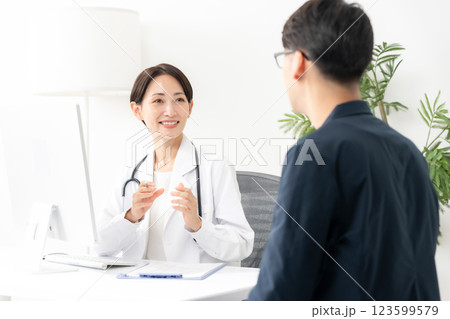 女性医師 診察 女性医師 診察 123599579