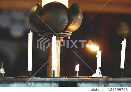お寺の本堂に灯されたろうそく 123599768