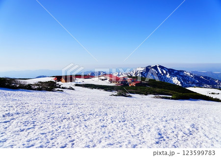残雪期の加賀白山　白山室堂と別山 123599783