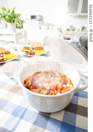 健康的な朝食 ミネストローネ風パスタ 健康的な朝食 ミネストローネ風パスタ 123599936