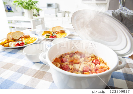 健康的な朝食　ミネストローネ風パスタ 123599937