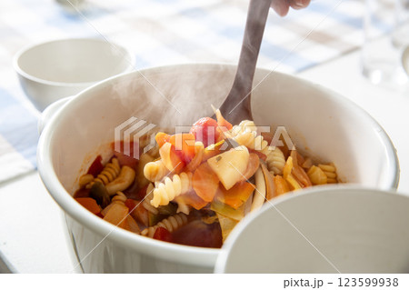 健康的な朝食 ミネストローネ風パスタ 健康的な朝食 ミネストローネ風パスタ 123599938