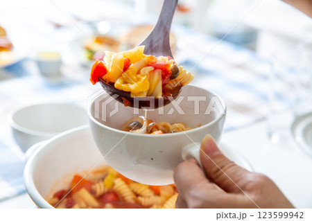 健康的な朝食　ミネストローネ風パスタ 123599942